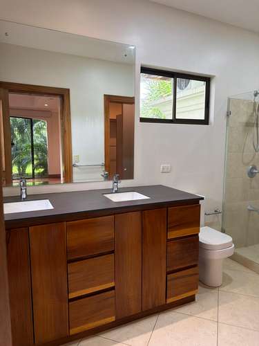 Preciosa casa de un piso con jardín - Imagen 18