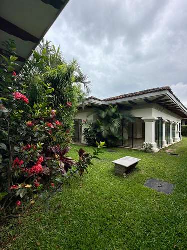 Preciosa casa de un piso con jardín - Imagen 16