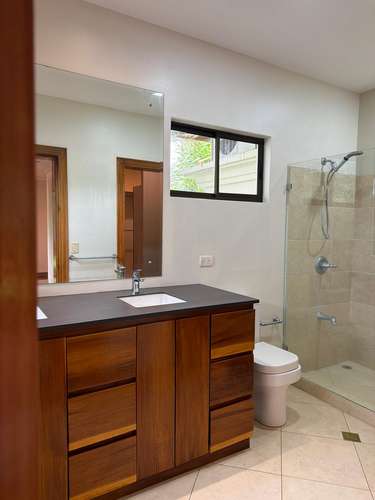 Preciosa casa de un piso con jardín - Imagen 12