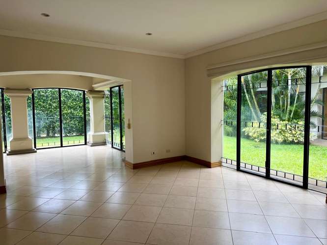 Preciosa casa de un piso con jardín - Imagen 9