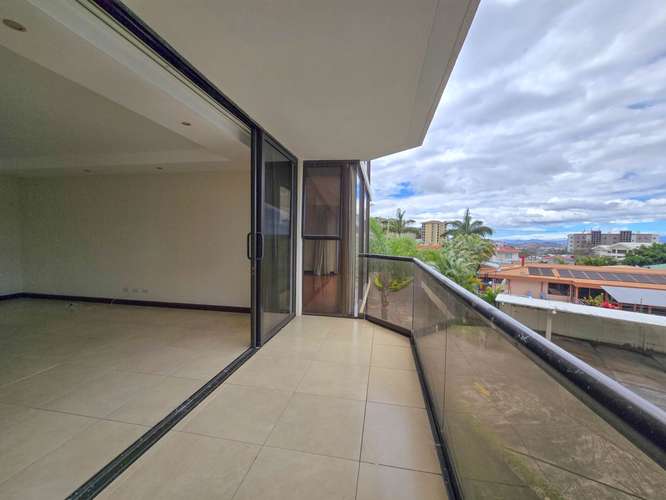 Apartamento de 300 m2 en 1er nivel con 3 habit. en Bello Horizonte Escazú - Imagen 10