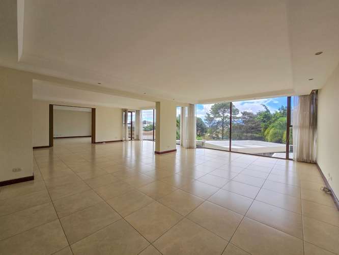 Apartamento de 300 m2 en 1er nivel con 3 habit. en Bello Horizonte Escazú - Imagen 2
