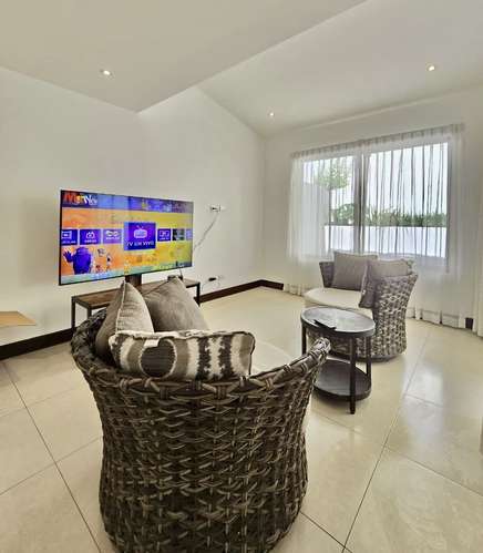 GUACHIPELIN NORTE! MODERNA CASA DE 3 HAB/2.5BAÑOS/2PARQUEOS/JARDIN/LINEA BLANCA - Imagen 8