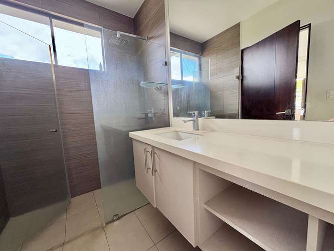 GUACHIPELIN NORTE! MODERNA CASA DE 3 HAB/2.5BAÑOS/2PARQUEOS/JARDIN/LINEA BLANCA - Imagen 12