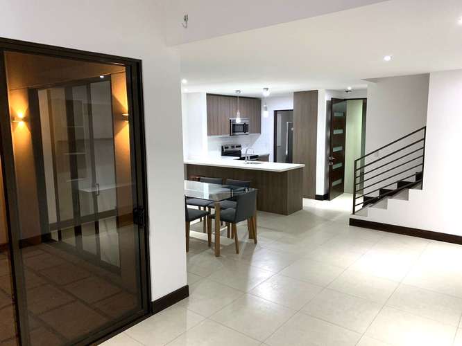 GUACHIPELIN NORTE! MODERNA CASA DE 3 HAB/2.5BAÑOS/2PARQUEOS/JARDIN/LINEA BLANCA - Imagen 3