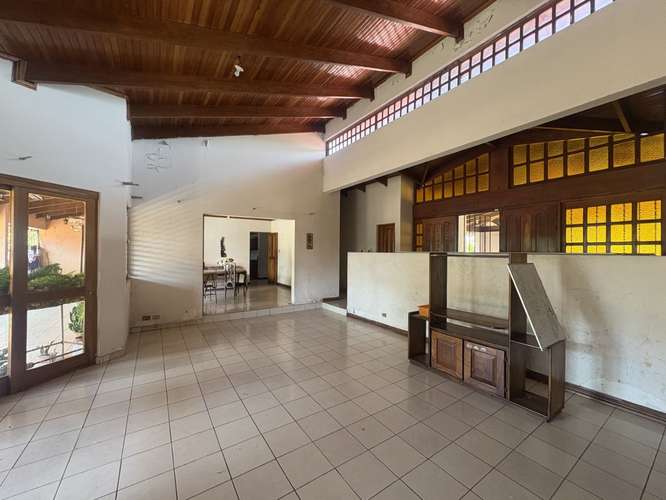 *Venta de propiedad en Llorente de Flores.