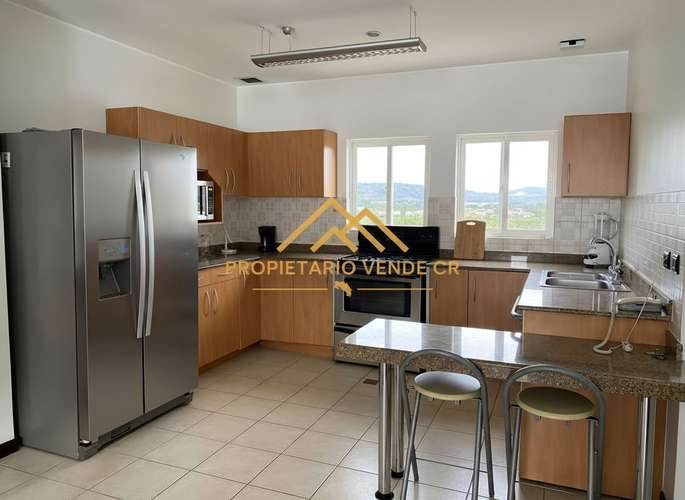 Apartamento amueblado en venta en Trejos Montealegre, Escazú: 2 habitaciones, 2 parqueos y vista a las montañas
