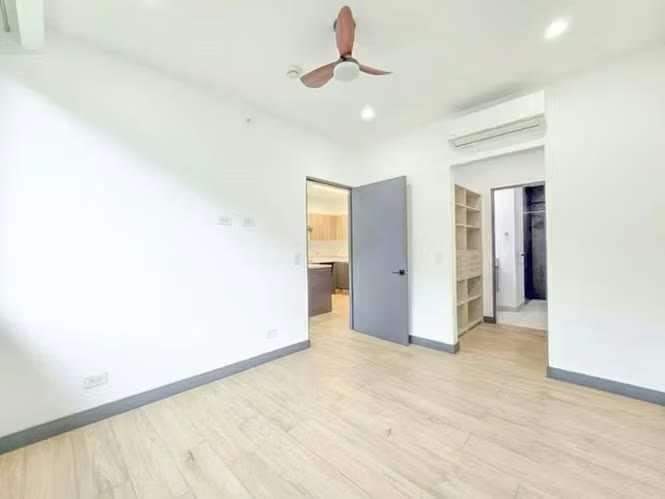Para estrenar! Lujoso apartamento con jardín y línea blanca en Santa Ana - Imagen 17