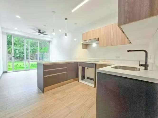 Para estrenar! Lujoso apartamento con jardín y línea blanca en Santa Ana - Imagen 18