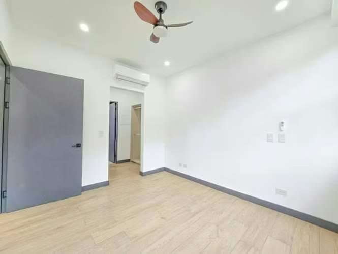 Para estrenar! Lujoso apartamento con jardín y línea blanca en Santa Ana - Imagen 5