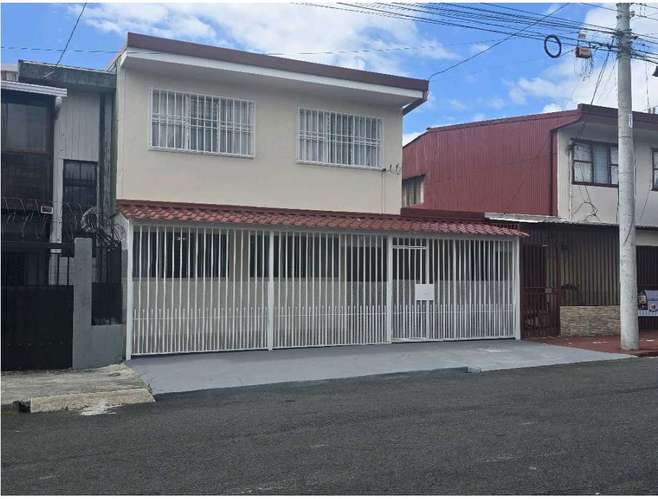 *Venta de casa de dos plantas en el corazón de Tibás, San José. - Imagen 1