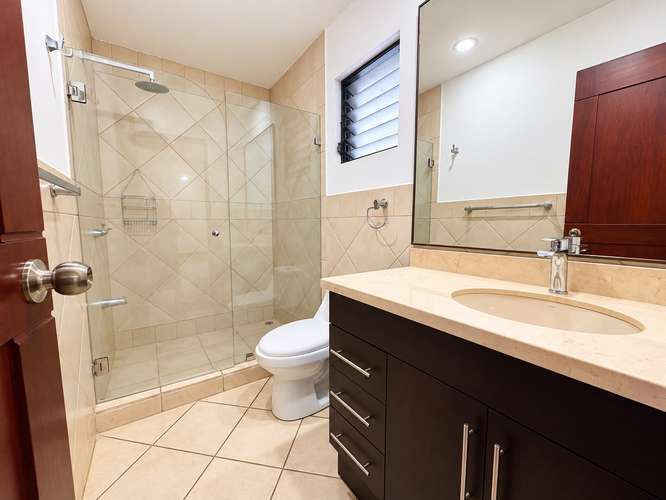 Casa amplia en alquiler en condominio de Escazú  - Imagen 16