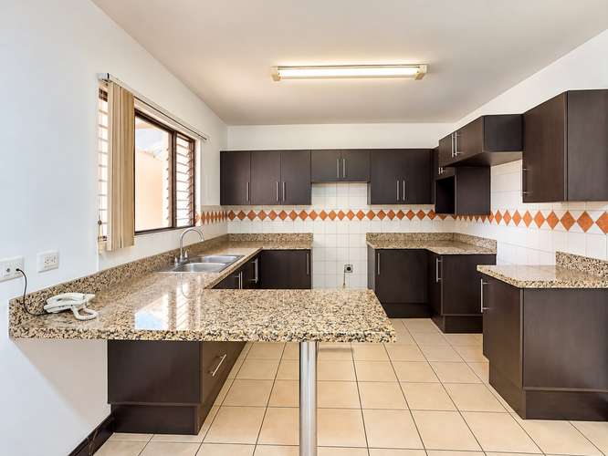 Casa amplia en alquiler en condominio de Escazú 