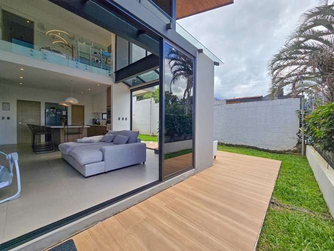 Casa Independiente Contemporánea con Jardín en Bello Horizonte Escazú - Imagen 9