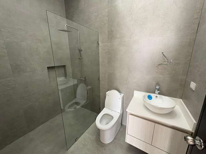 *Venta de casa de lujo de tres pisos en condominio en Tres Ríos. - Imagen 18