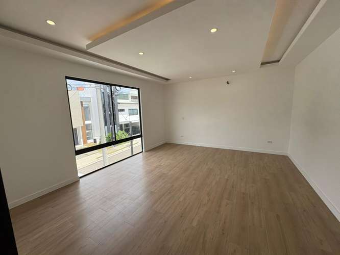 *Venta de casa de lujo de tres pisos en condominio en Tres Ríos. - Imagen 12