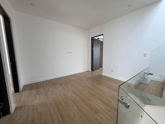 *Venta de casa de lujo de tres pisos en condominio en Tres Ríos. - Imagen 7