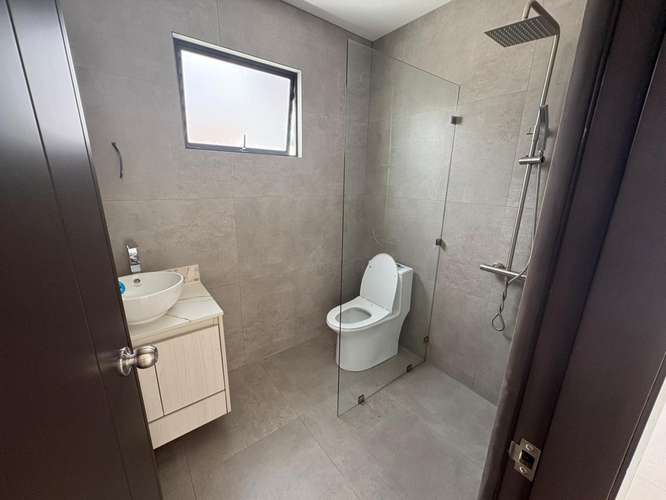 *Venta de casa de lujo de tres pisos en condominio en Tres Ríos. - Imagen 17