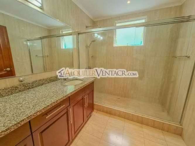 Apartamento amueblado en San Rafael de Escazú con balcón y amenidades