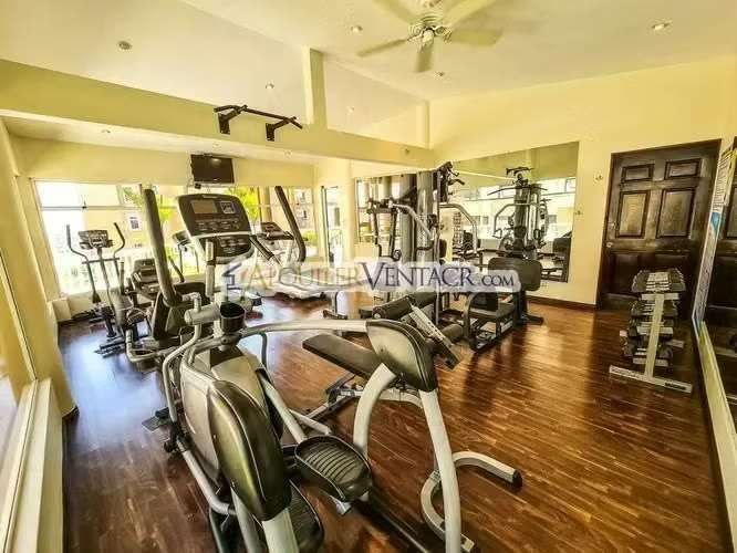 Apartamento amueblado en San Rafael de Escazú con balcón y amenidades