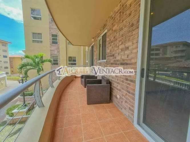 Apartamento amueblado en San Rafael de Escazú con balcón y amenidades