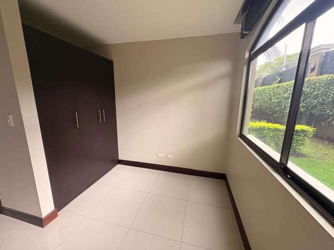 Apartamento en Primer Nivel con Jardín en Condominio Montesol, Santa Ana. 