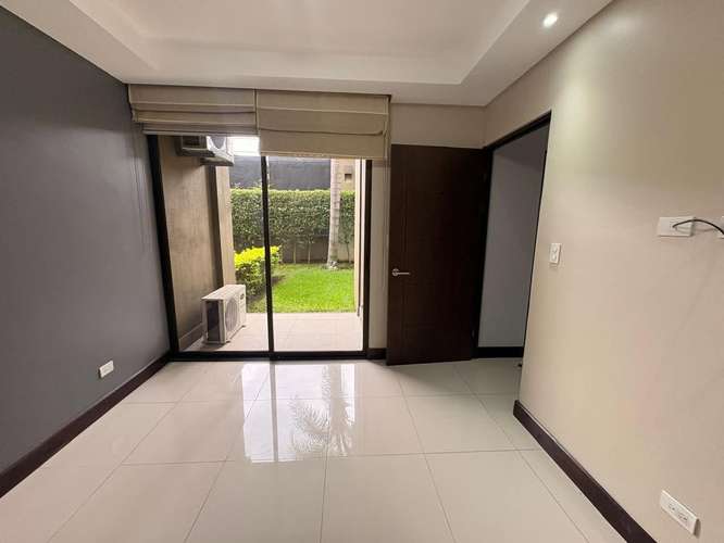 Apartamento en Primer Nivel con Jardín en Condominio Montesol, Santa Ana. 