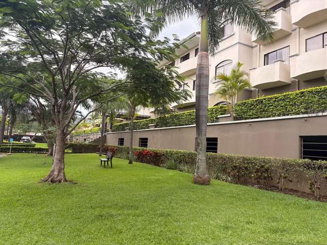 Apartamento en Primer Nivel con Jardín en Condominio Montesol, Santa Ana. 
