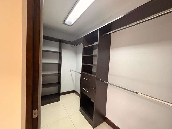 Apartamento en Primer Nivel con Jardín en Condominio Montesol, Santa Ana. 