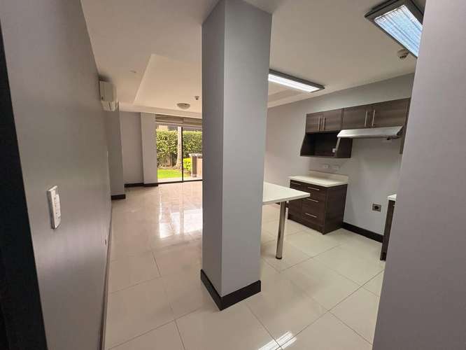 Apartamento en Primer Nivel con Jardín en Condominio Montesol, Santa Ana. 