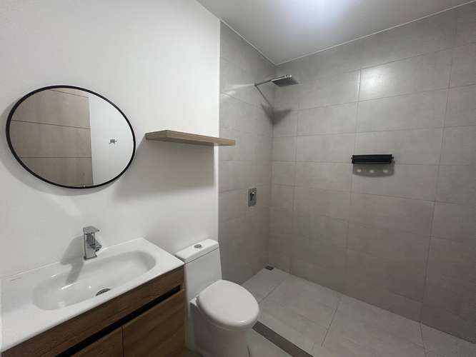 Apartamento nuevo, 2 cuartos, 2 baños, 2 espacios parqueo. Incluye cuota condominal y línea blanca. - Imagen 4