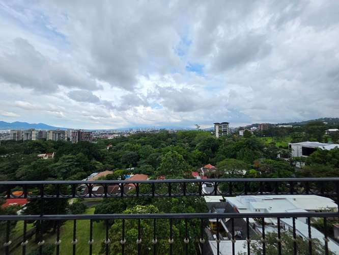 SE ALQUILA PENTHOUSE EN CORTIJO, ESCAZÚ
