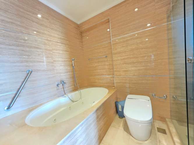 SE ALQUILA PENTHOUSE EN CORTIJO, ESCAZÚ