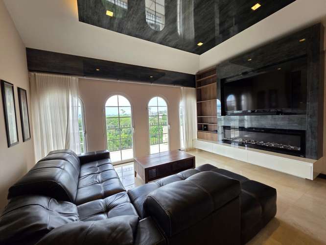 SE ALQUILA PENTHOUSE EN CORTIJO, ESCAZÚ