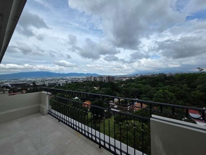 SE ALQUILA PENTHOUSE EN CORTIJO, ESCAZÚ
