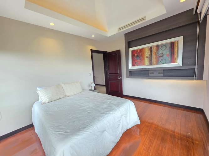 SE ALQUILA PENTHOUSE EN CORTIJO, ESCAZÚ