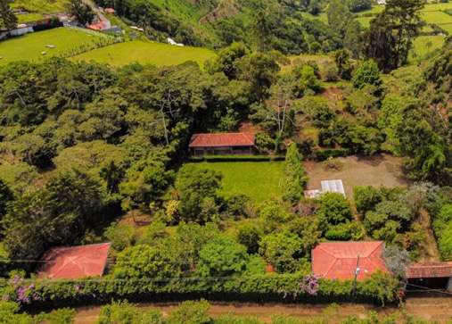 Se vende preciosa quinta de descanso con una increíble vista hacia el Valle de Ujarrás ubicada en Paraíso de Cartago