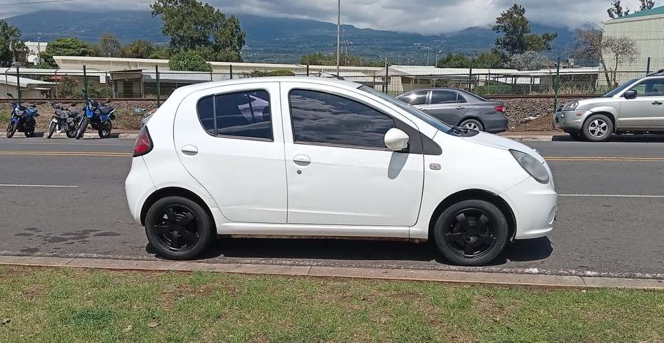 CARRO DE ADULTO MAYOR.73 MIL KMS.DEKRA MAYO 2027..REGALO TRASPASO.