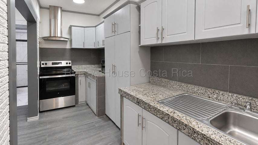 Venta de casa remodelada en Santa Catalina Pavas San José