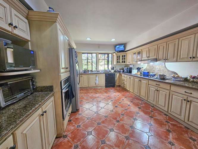 LUJOSA CASA DE 570 M2 CON 2.244 M2 DE LOTE EN SAN ANTONIO ESCAZU - Imagen 20