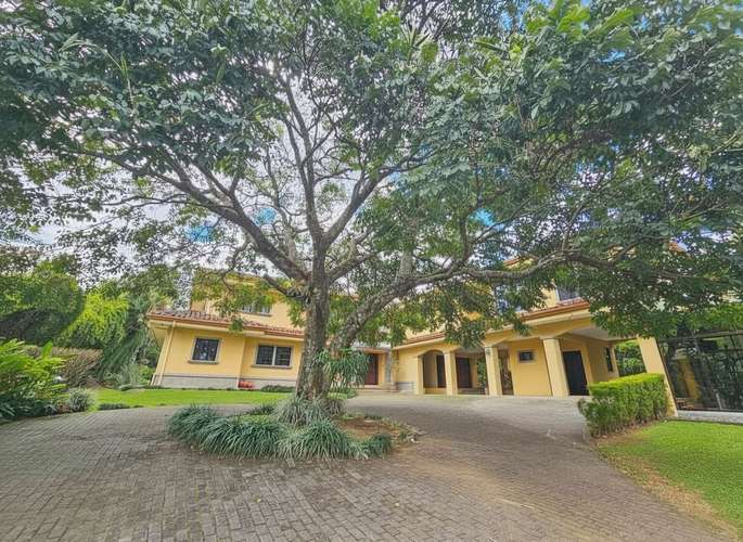 LUJOSA CASA DE 570 M2 CON 2.244 M2 DE LOTE EN SAN ANTONIO ESCAZU - Imagen 1