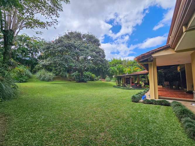 LUJOSA CASA DE 570 M2 CON 2.244 M2 DE LOTE EN SAN ANTONIO ESCAZU - Imagen 7