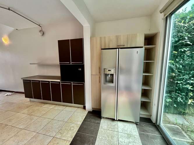 SANTA ANA! MODERNA CASA TIPO TOWNHOUSE DE 2 HAB/2BAÑOS/LÍNEA BLANCA/JARDIN/2PARQUEOS - Imagen 5