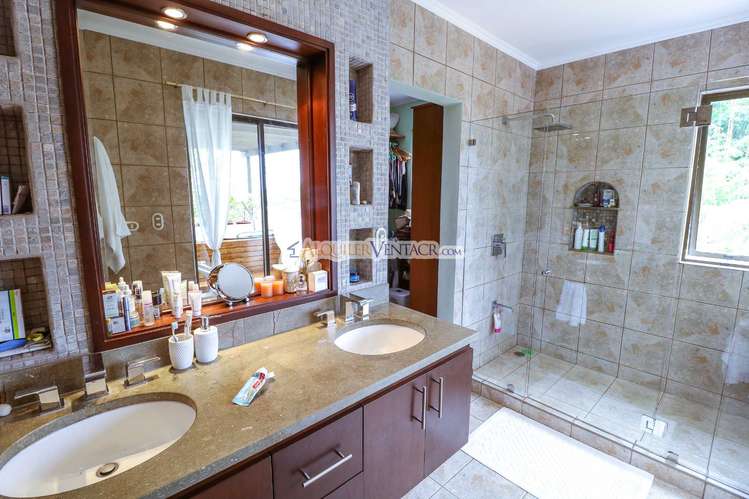 LUJOSA CASA CON 1.596 M2 LOTE Y CON VISTAS EN SAN ANTONIO ESCAZU - Imagen 10