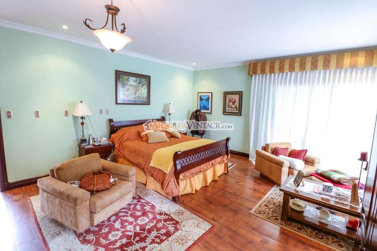 LUJOSA CASA CON 1.596 M2 LOTE Y CON VISTAS EN SAN ANTONIO ESCAZU - Imagen 9