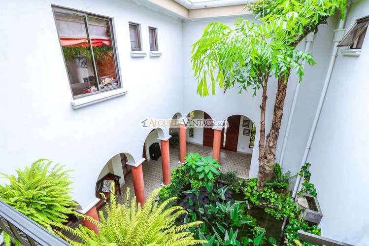 LUJOSA CASA CON 1.596 M2 LOTE Y CON VISTAS EN SAN ANTONIO ESCAZU - Imagen 2