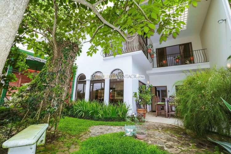 LUJOSA CASA CON 1.596 M2 LOTE Y CON VISTAS EN SAN ANTONIO ESCAZU - Imagen 1