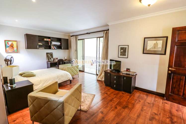 LUJOSA CASA CON 1.596 M2 LOTE Y CON VISTAS EN SAN ANTONIO ESCAZU - Imagen 6