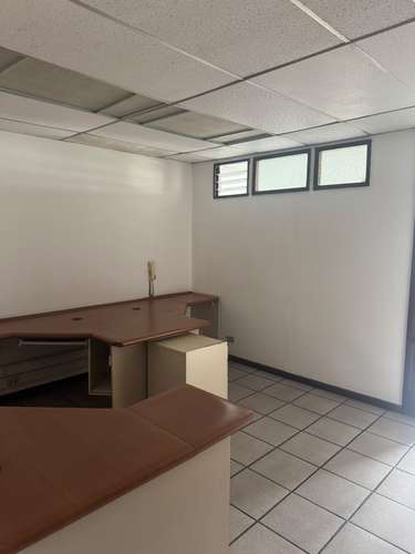 Oficina en alquiler, 6to piso en Centro Colón, con 2 estacionamientos y seguridad 24 horas