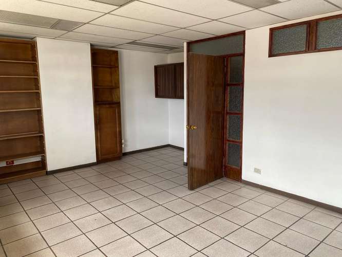 Oficina en alquiler, 6to piso en Centro Colón, con 2 estacionamientos y seguridad 24 horas